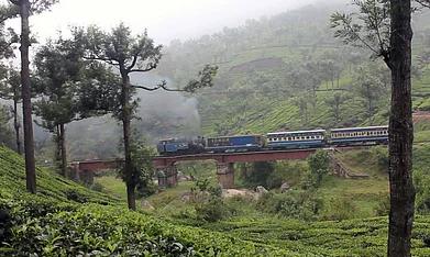 Wikimedia Commons : Taking the Nilgiri Mountain Railway up is essential for the full Coonoor experience