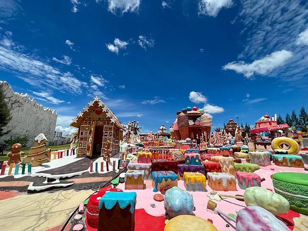 Shutterstock : Great and Grand Sweet Destination in Thailand