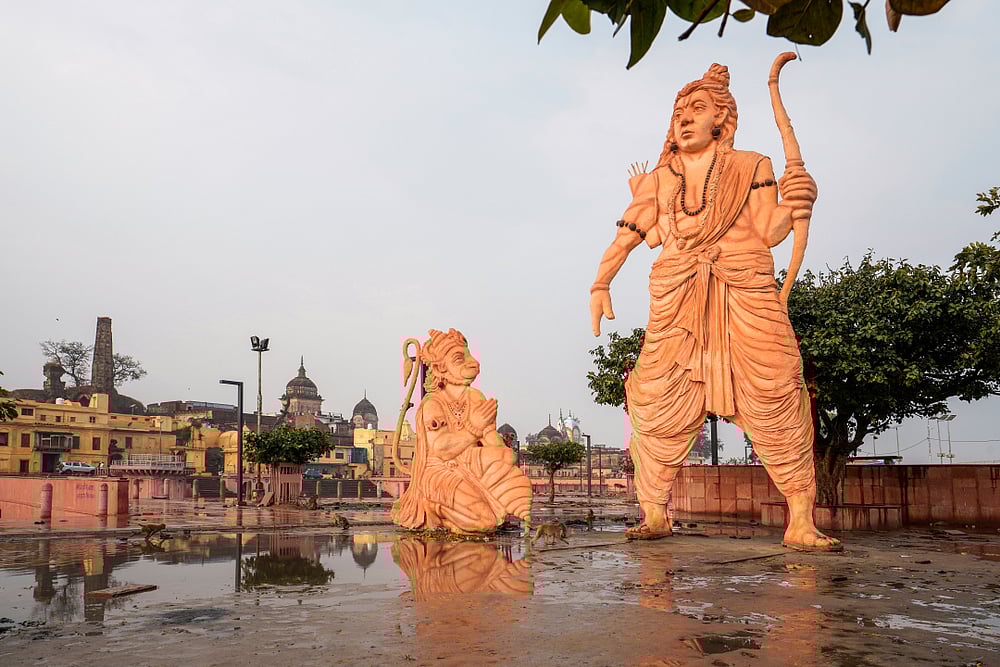 Hari Mahidhar/Shutterstock : Sculptures of Ram and Hanuman near Sarayu ghat in Ayodhya
