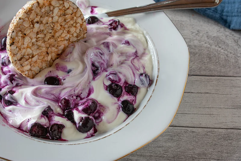 Skyr with blueberries and rye cracker