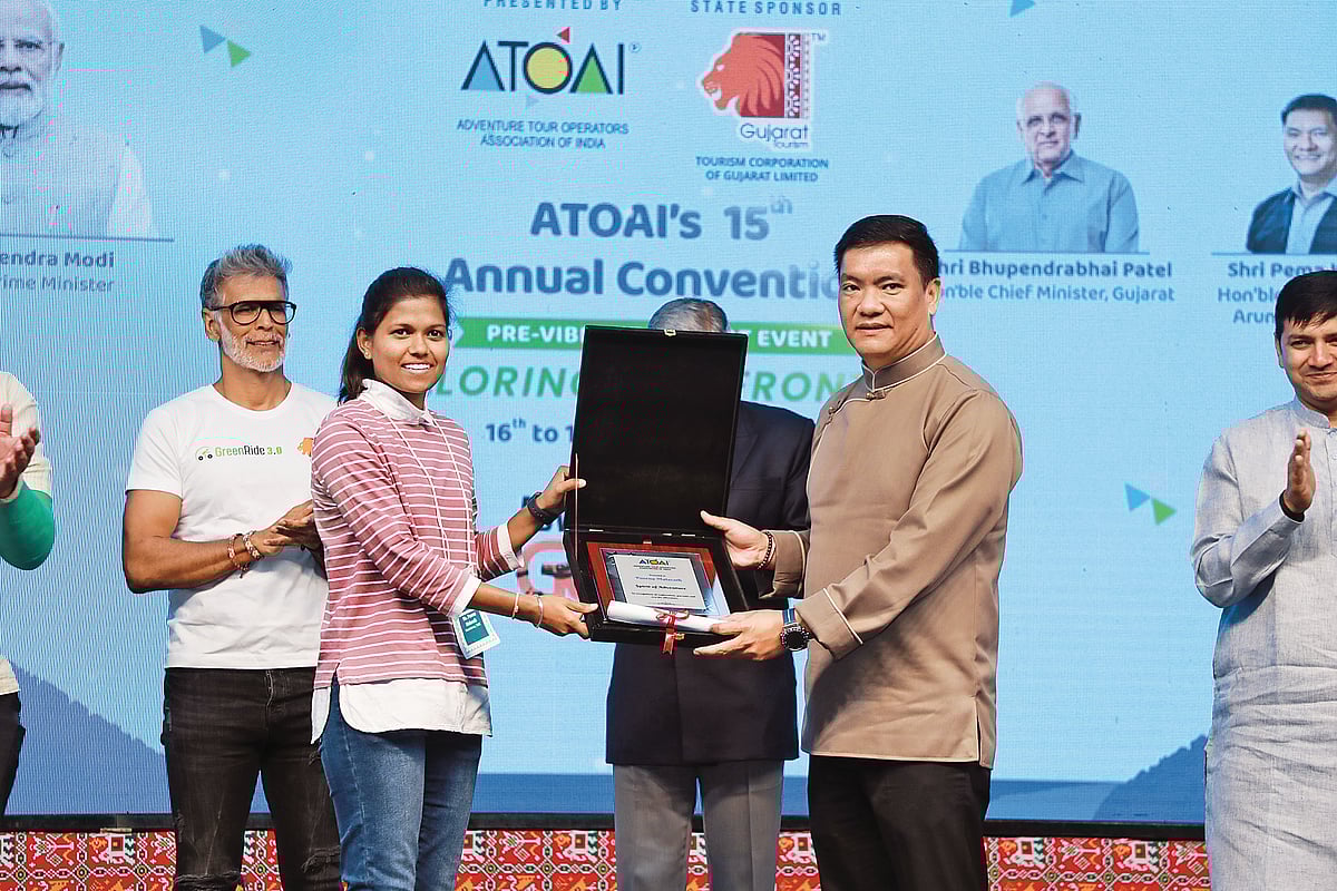 Mr Pema Khandu, Honourable CM, Arunachal Pradesh, felicitates Malavath Poorna, the youngest Indian and youngest woman to scale Mt. Everest