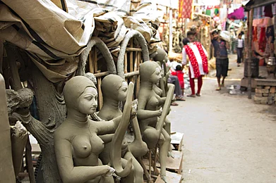 Sun_Shine/Shutterstock : Clay idols being shaped in Kumartuli