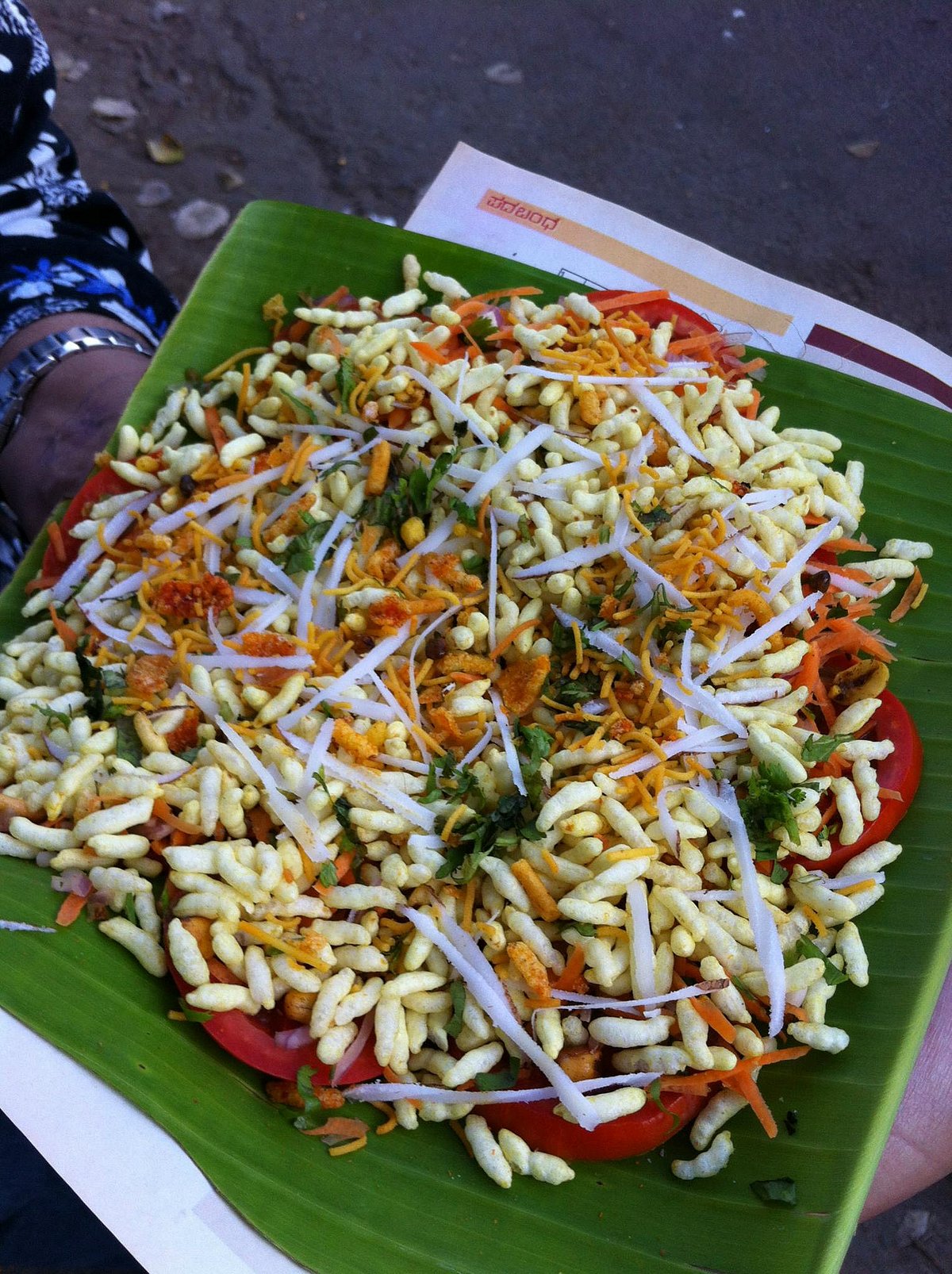 A variation of churmuri called tomato masala