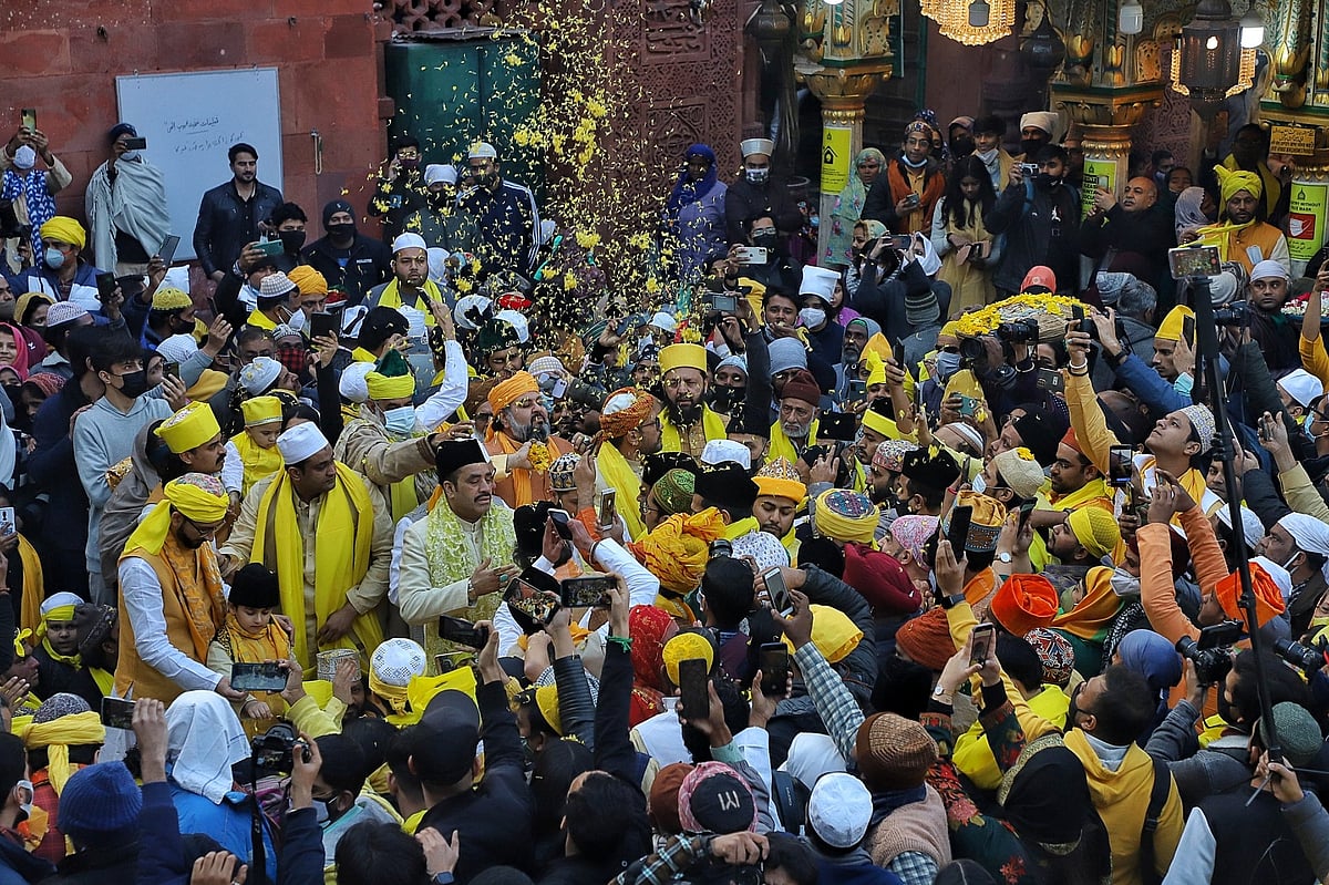 The celebrations of Basant Panchami and the shades of yellow at Nizamuddin Dargah