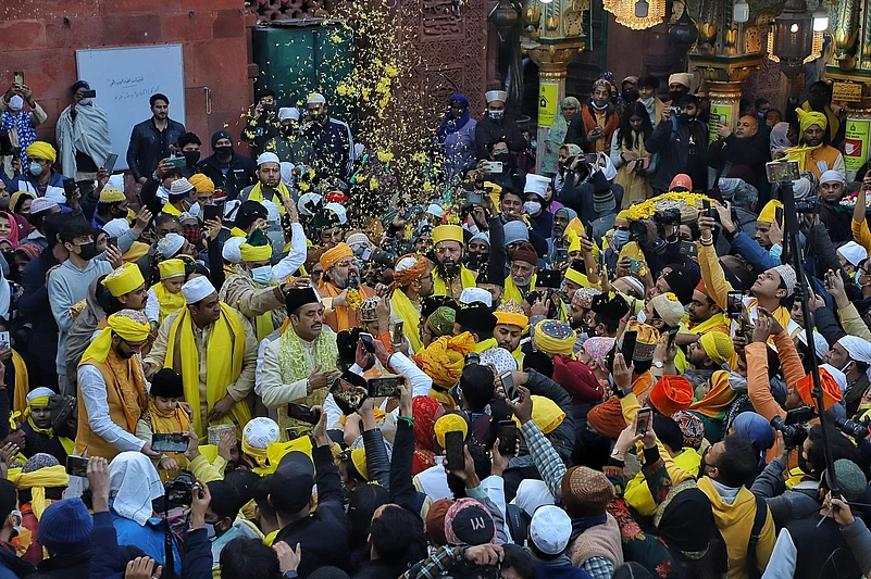 The celebrations of Basant Panchami and the shades of yellow at Nizamuddin Dargah