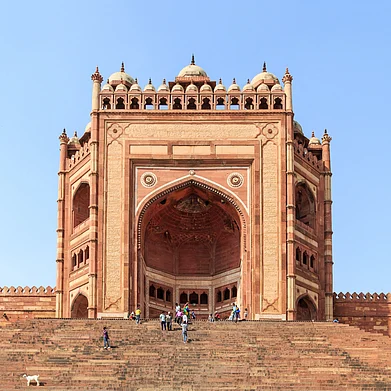 A.Savin/ Wikimedia Commons : Buland Darwaza (Victory Gate) in Fatehpur Sikri is an intricately carved massive gateway