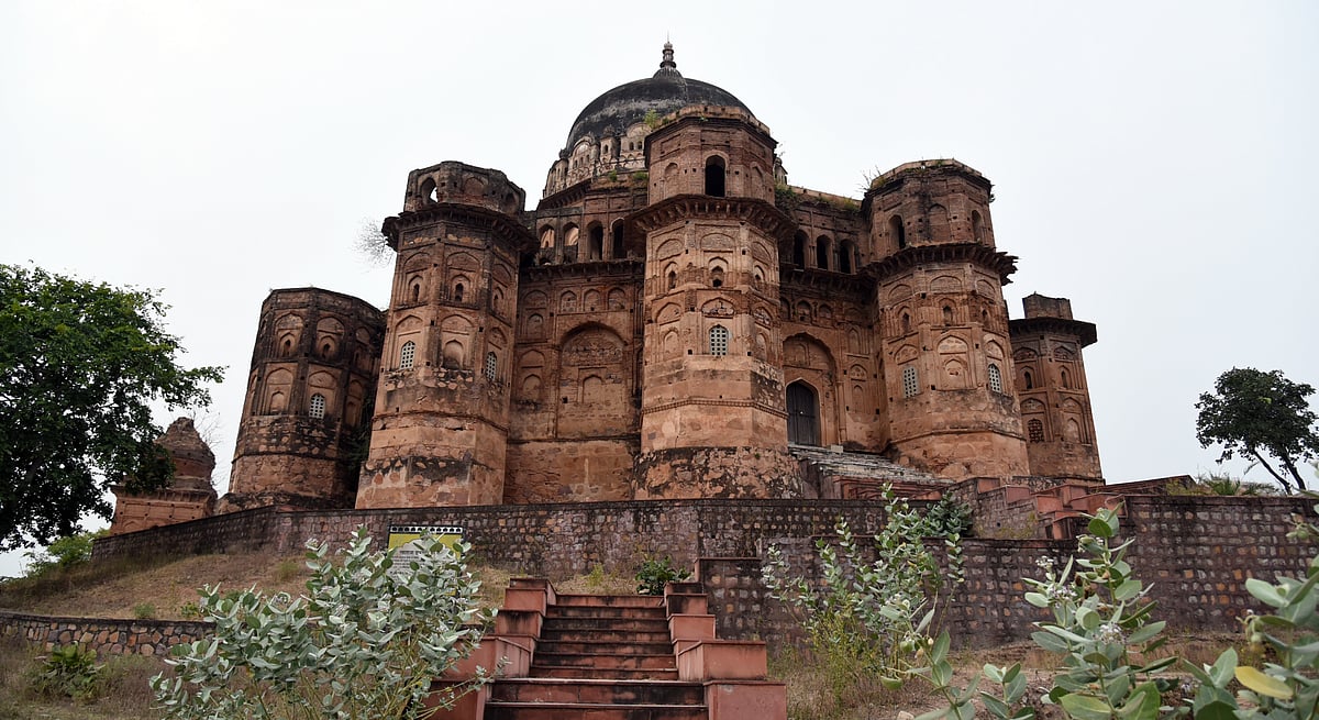 Wikimedia Commons : Maharaja Chhatrasals Cenotaph in Dhubela, built by Bajirao Peshwa in 1736
