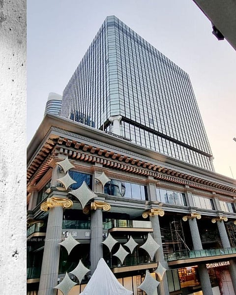 The restaurant is located in the Gaysorn Amarin shopping center, in the bustling area of Ratchaprasong in Bangkok