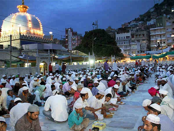People having a meal at a langar at Ajmer Sharif