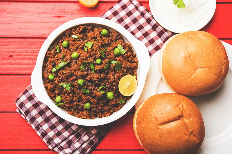 A plate of kheema pav