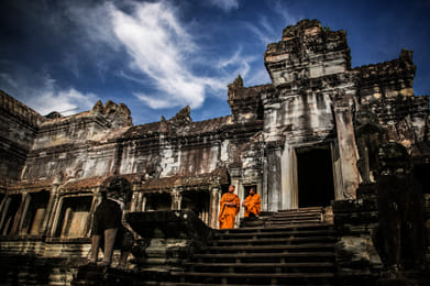 KumikoNakashima/Wikimedia Commons : Monks at Angkor Wat, a Unesco World Heritage Site