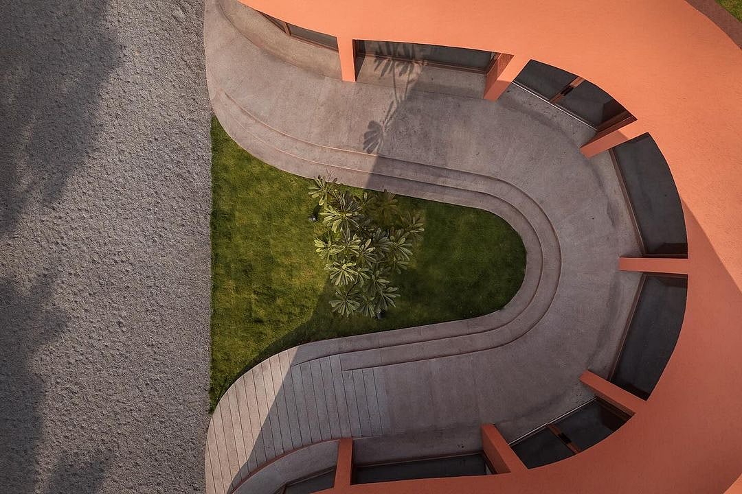 @hampiartlabs/Instagram : The centres flowing design pays homage to its natural surroundings with organic forms and locally sourced materials such as soil and stone