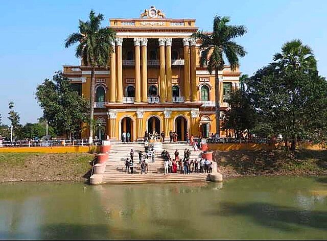 Wikimedia Commons: Dassap : Frontal view of Kathgola Palace