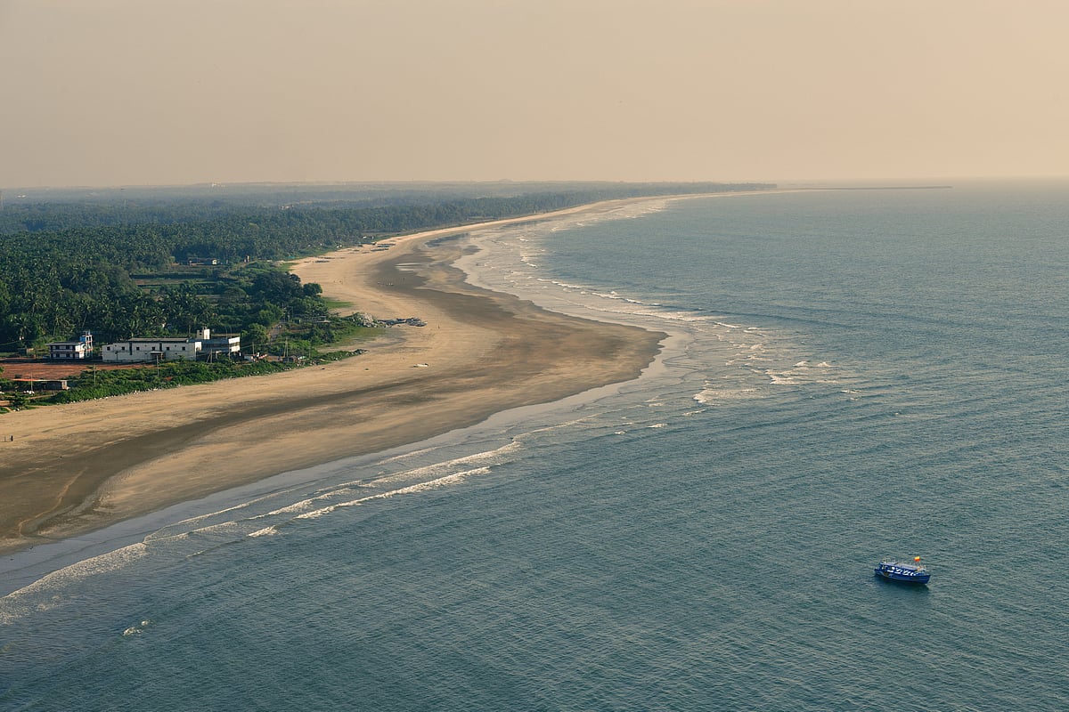 Tribhuvan Tiwari : A view of the Murudeshwara Beach from top of the Murudeshwara Temple