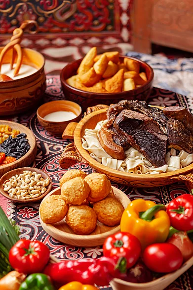 Shutterstock : Beshbarmak with boiled dough and meat in wooden bowl