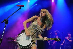 Shutterstock : Taylor Swift performing at a concert