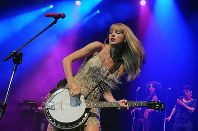 Shutterstock : Taylor Swift performing at a concert