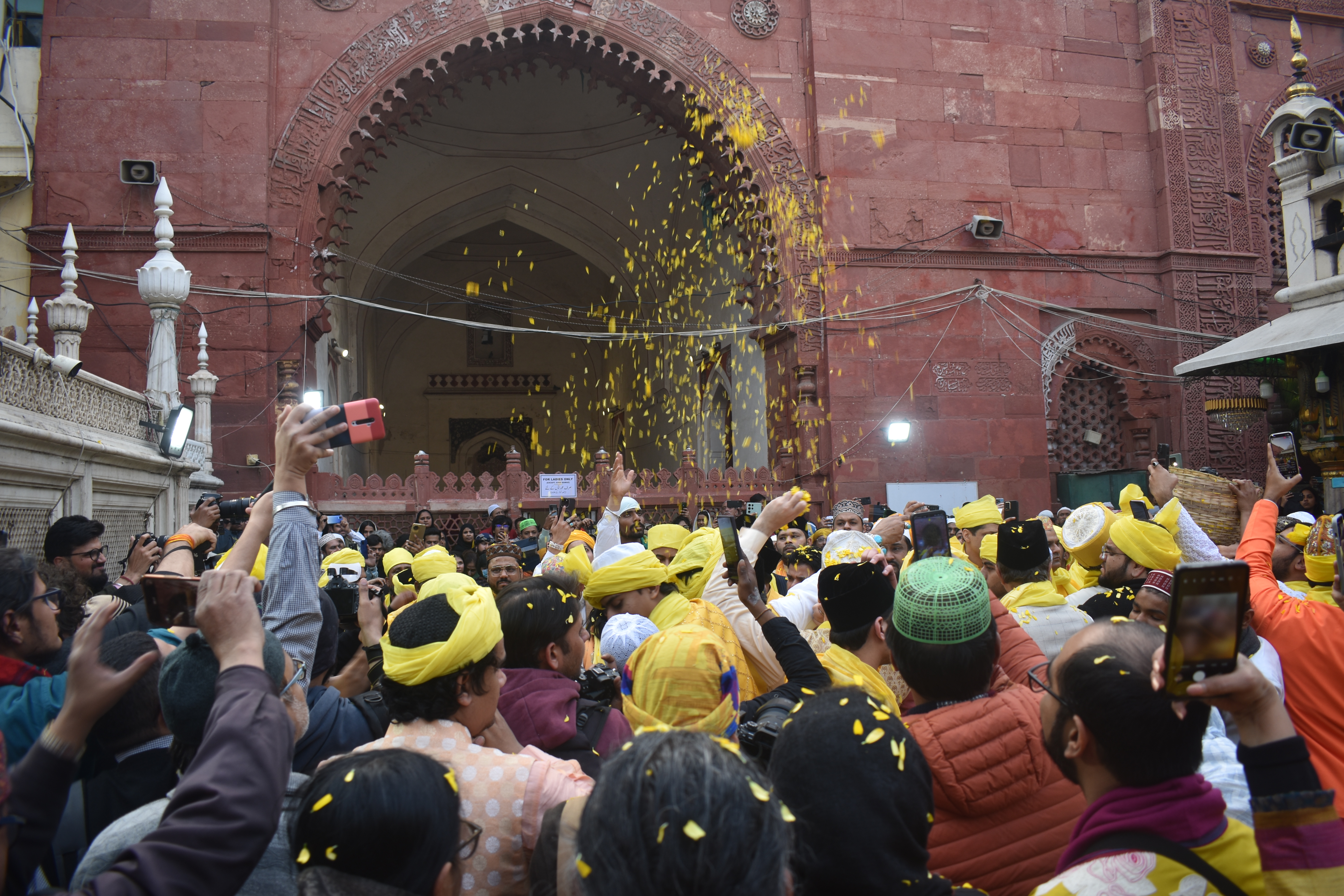 The cricumambulation of the tomb is followed by a gathering that sings qawwalis in the name of Sufi Nizamuddin and rains mustard flowers in elation
