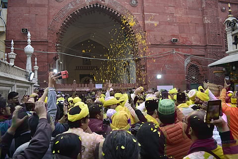 The cricumambulation of the tomb is followed by a gathering that sings qawwalis in the name of Sufi Nizamuddin and rains mustard flowers in elation