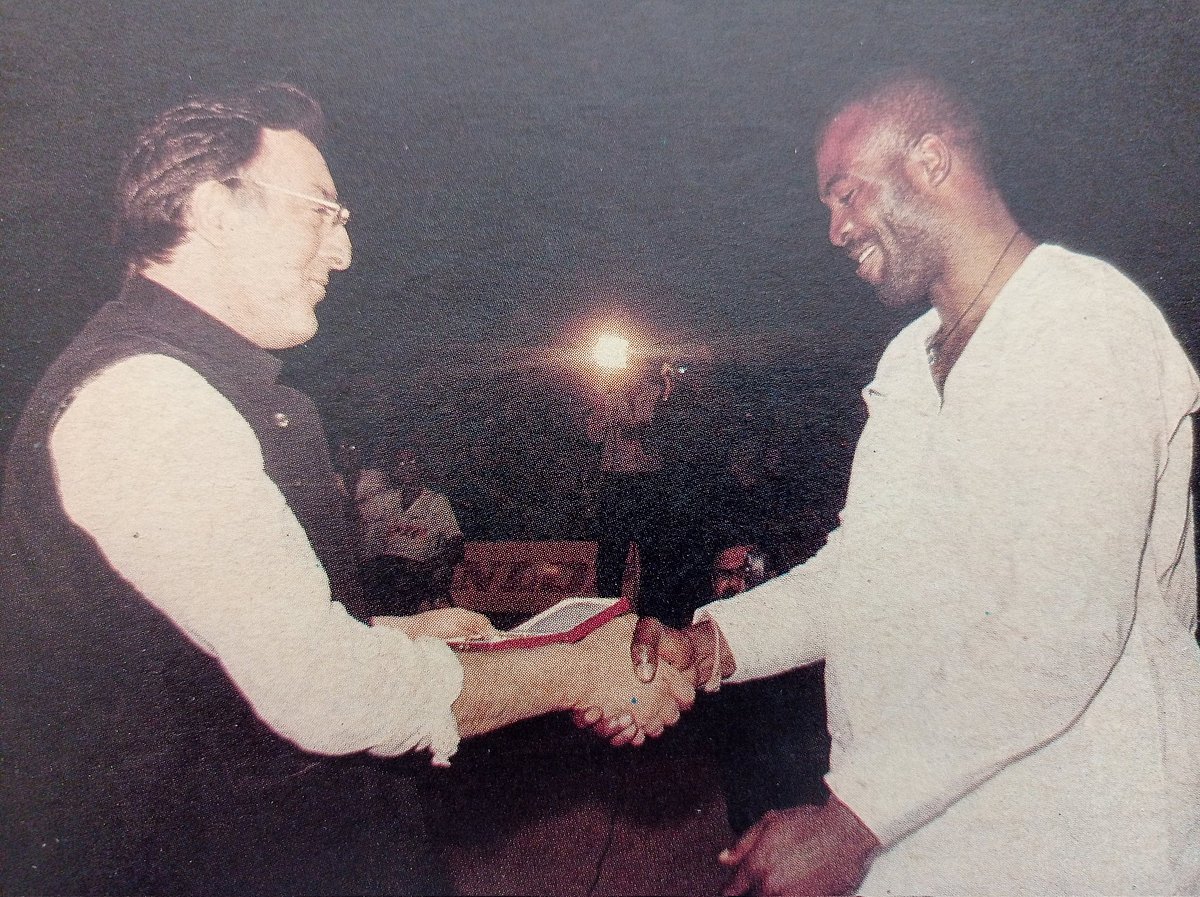 Mansoor Ali Khan Pataudi presenting an award to Okorie in 1988