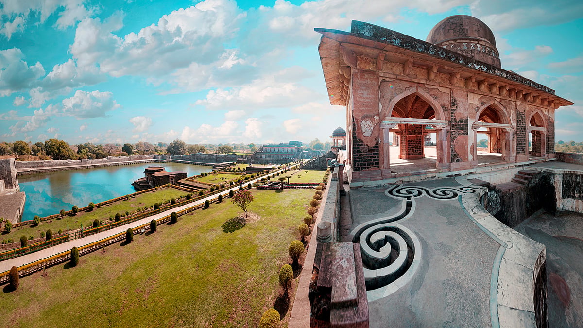 A street view of Jahaz Mahal