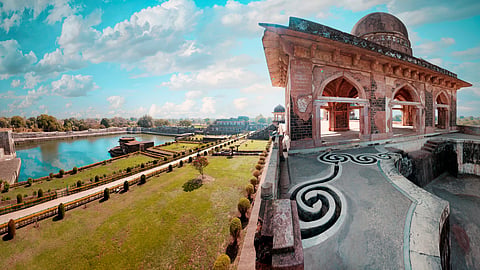 A street view of Jahaz Mahal