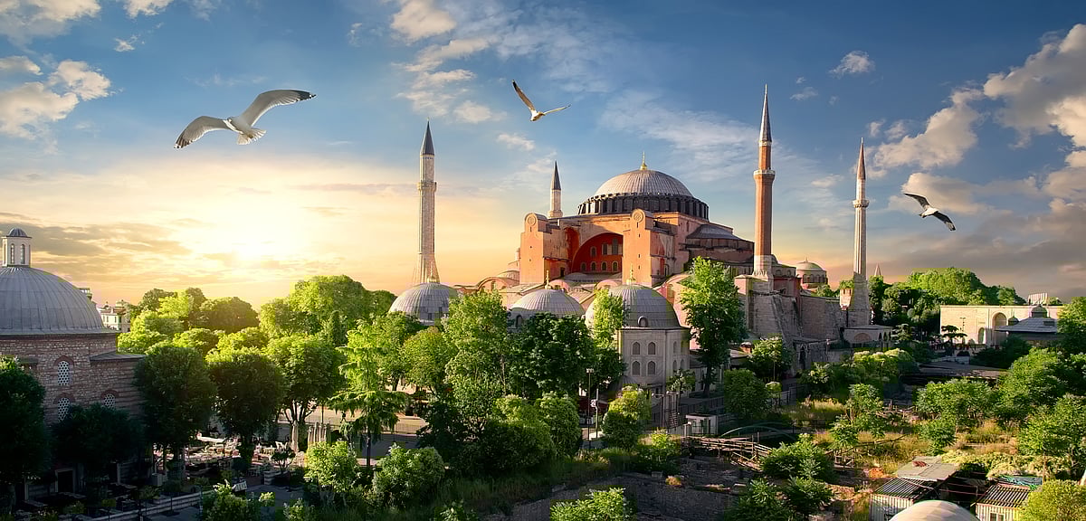Shutterstock : Hagia Sophia in sunlight
