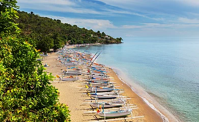 Shutterstock : Amed Beach in Bali