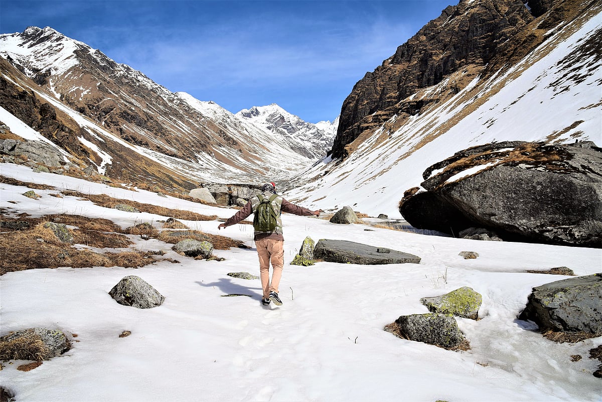 Shutterstock : A trekker spans the Har Ki Dun stretch