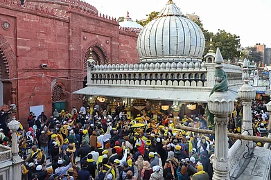 @amit_captures : Basant Panchami being celebrated at Nizamuddin Dargah