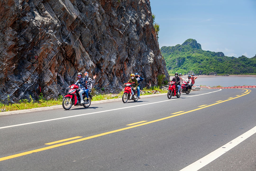 Apps like 'Grab' and 'Go-Jek' are popular in Bali