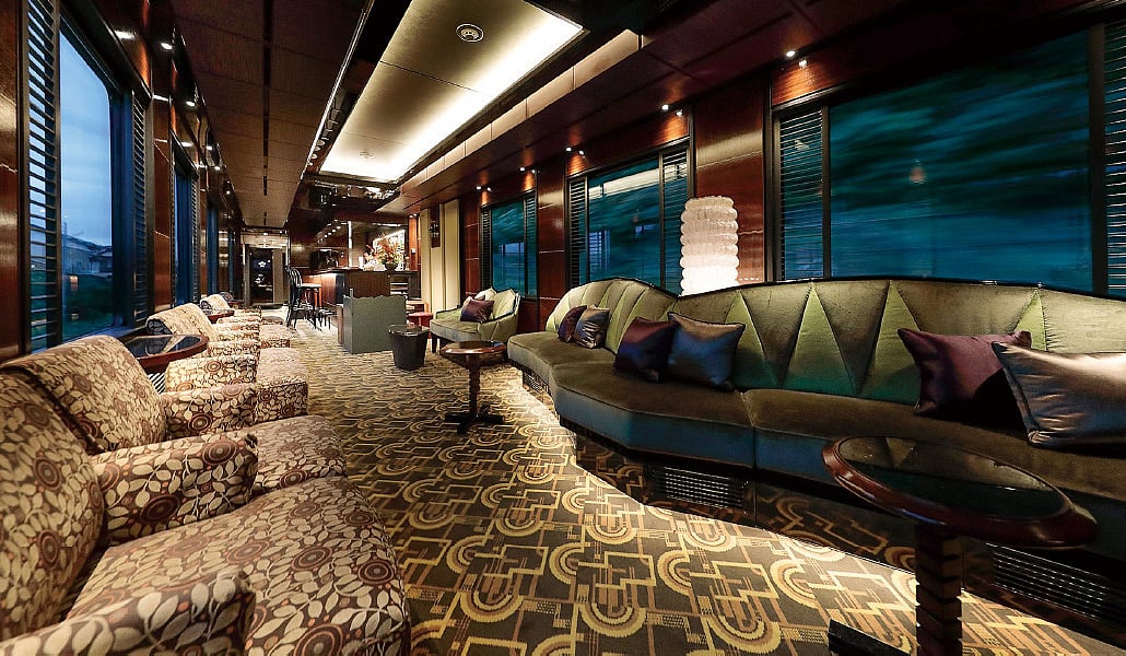 The lounge car of the Twilight Express Mizukaze 