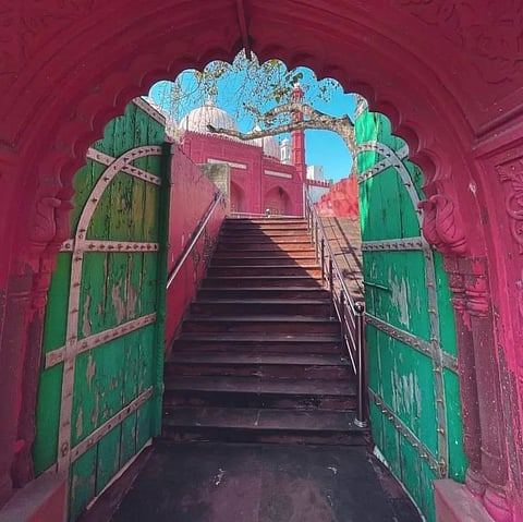 Safed masjid in Dujana