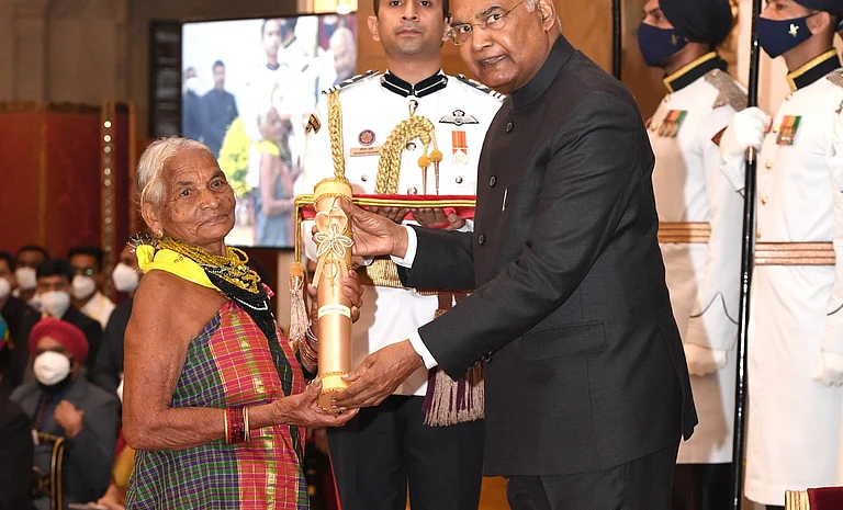 President Kovind presents the Padma Shri to Tulsi Gowda, an environmentalist from Karnataka who has been involved in environmental conservation activities for decades - @rashtrapatibhvn/Twitter