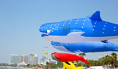 Bowonpat Sakaew/Shutterstock : Pattaya International Kite On The Beach festival