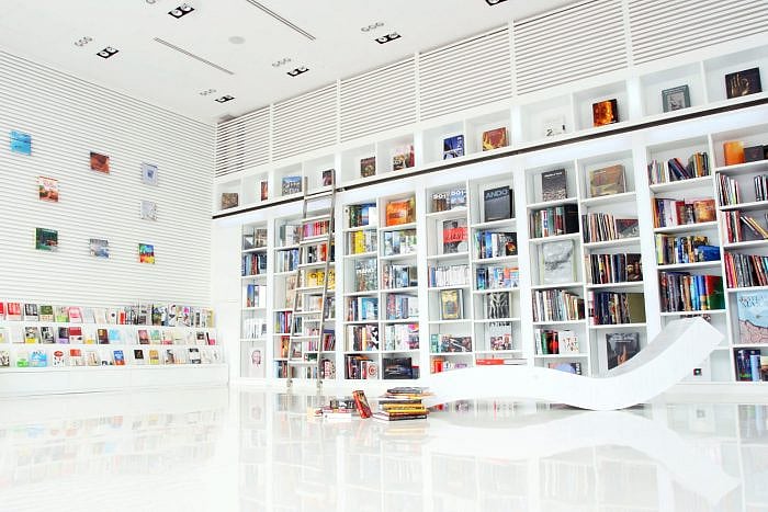 The hotel is located on Chaweng Beach and boasts a modern and extensive library of books