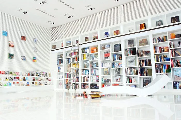 The hotel is located on Chaweng Beach and boasts a modern and extensive library of books