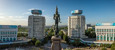Shutterstock : Golden Man Statue at Republic Square, Almaty