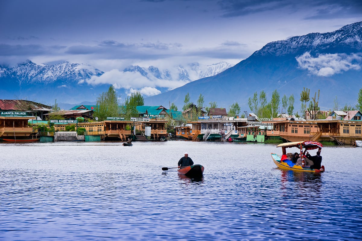 Shutterstock : Himalayas behind the Dal Lake in Srinagar