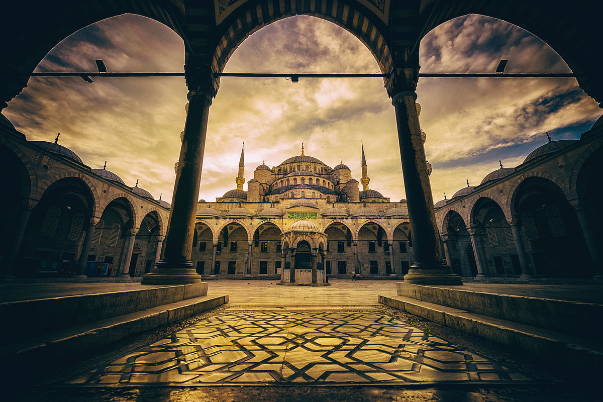 Shutterstock : The Sultanahmet Mosque has a large courtyard with a fountain and a collonaded arcade