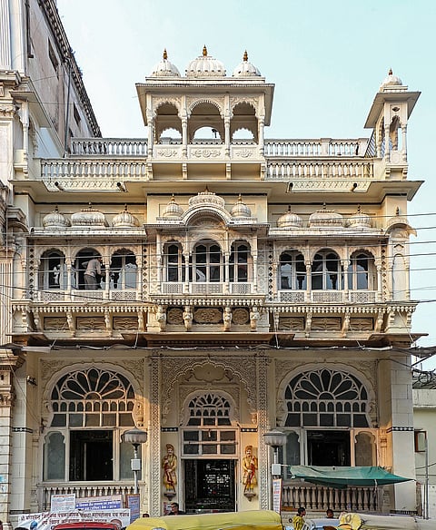 The external facade of Kaanch Mandir