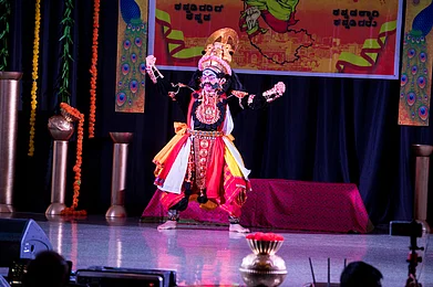Wikimedia Commons : Combining dance, music, dialogue, and elaborate costumes, Yakshagana narrates mythological tales from the Mahabharata and Ramayana
