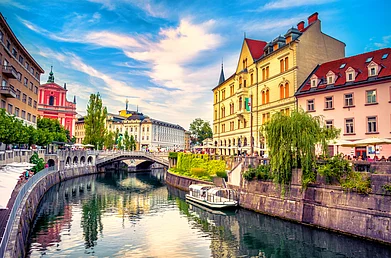 Shutterstock : Cityscape view on Ljubljanica River canal in Ljubljana Old Town
