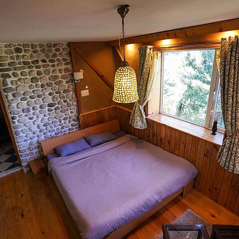 A bedroom at the Tirthan Eagle Nest homestay