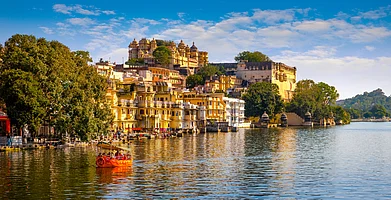 Shutterstock : City Palace and Pichola lake in Udaipur, Rajasthan
