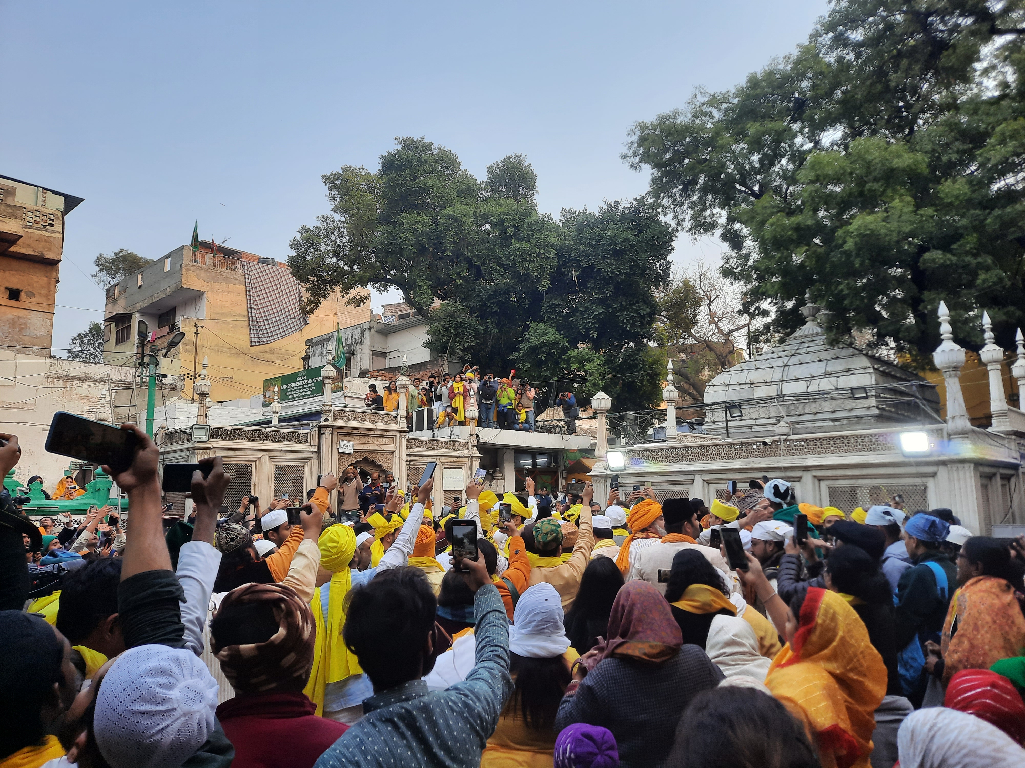 As the event begins, people gather around the group circumabulating the dargaah of Nizamuddin while a group of journalists and archivists stand at the terrace in the far end