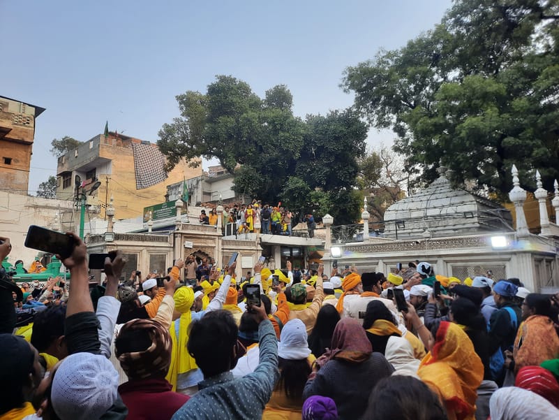 As the event begins, people gather around the group circumabulating the dargaah of Nizamuddin while a group of journalists and archivists stand at the terrace in the far end
