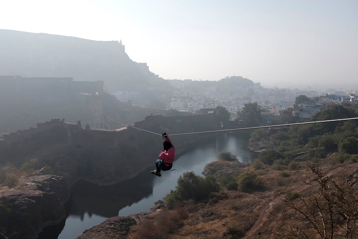 Shutterstock : Ziplining/Representational