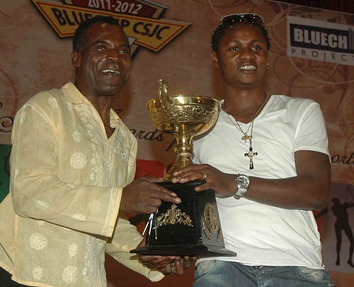 Chima Okorie handing Odafa Okolie the award for Footballer of the Year by the Calcutta Sports Journalists Club