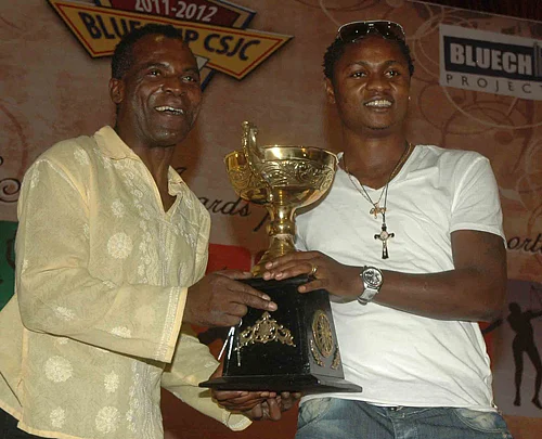 Chima Okorie handing Odafa Okolie the award for Footballer of the Year by the Calcutta Sports Journalists Club
